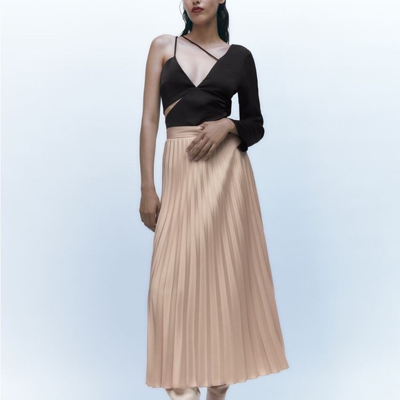 Zara sateen asymmetrical black top - Picture 4 of 8